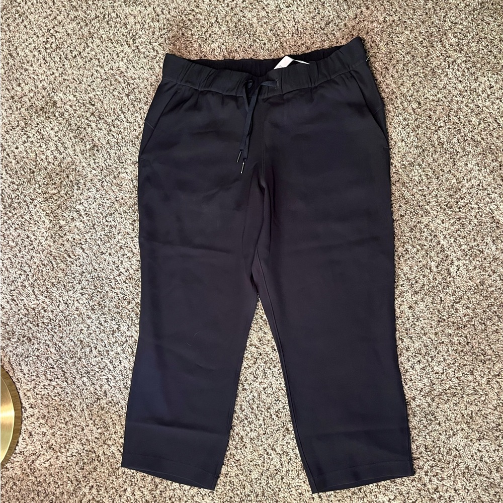 Lululemon Size 10 Black Cropped Joggers